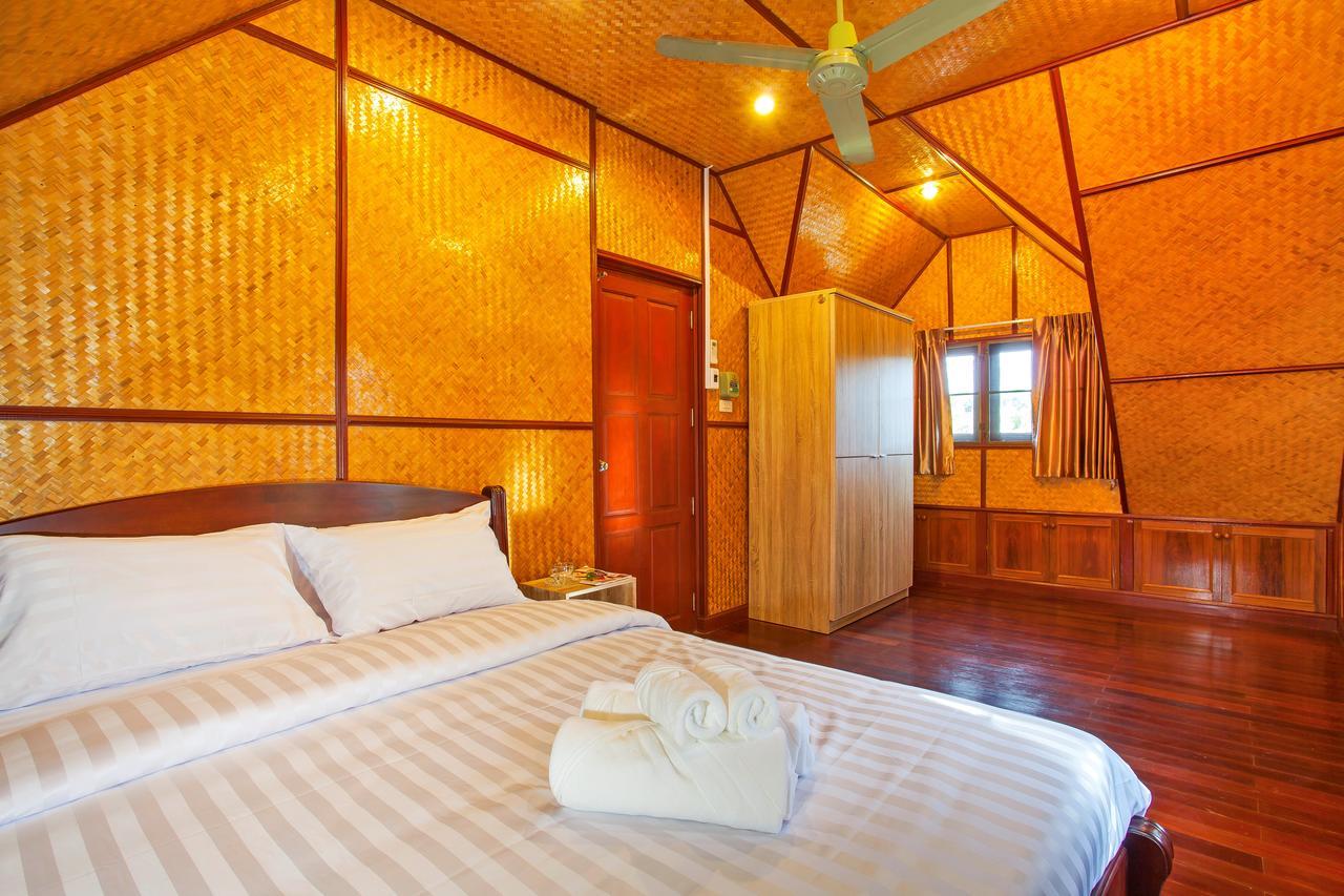 Traditional Thai Nikkie In Tropical Nature, 4br & Pool, Near Rawai 别墅